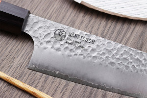 Couteau santoku japonais Kanetsugu Heptagon Uto martelé 17cm