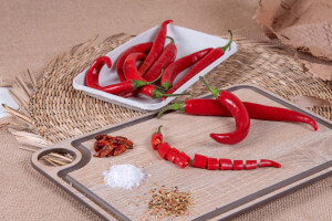 Planche à découper Arcos en fibres de cellulose et résine motif bois avec rigole