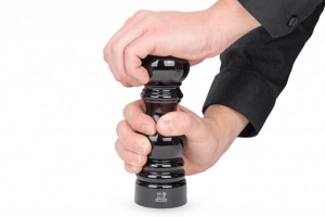 Moulin à sel Peugeot Paris Classic en bois de hêtre laqué noir 18cm