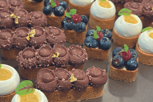 Mini moule perforé carré Mallard Ferrière pour petits fours en inox