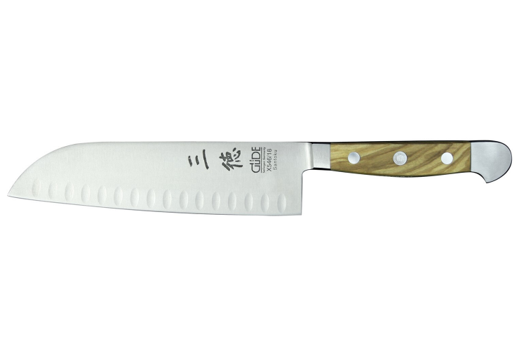 Couteau santoku alv&eacute;ol&eacute; G&uuml;de Alpha Olive 18cm en acier forg&eacute;